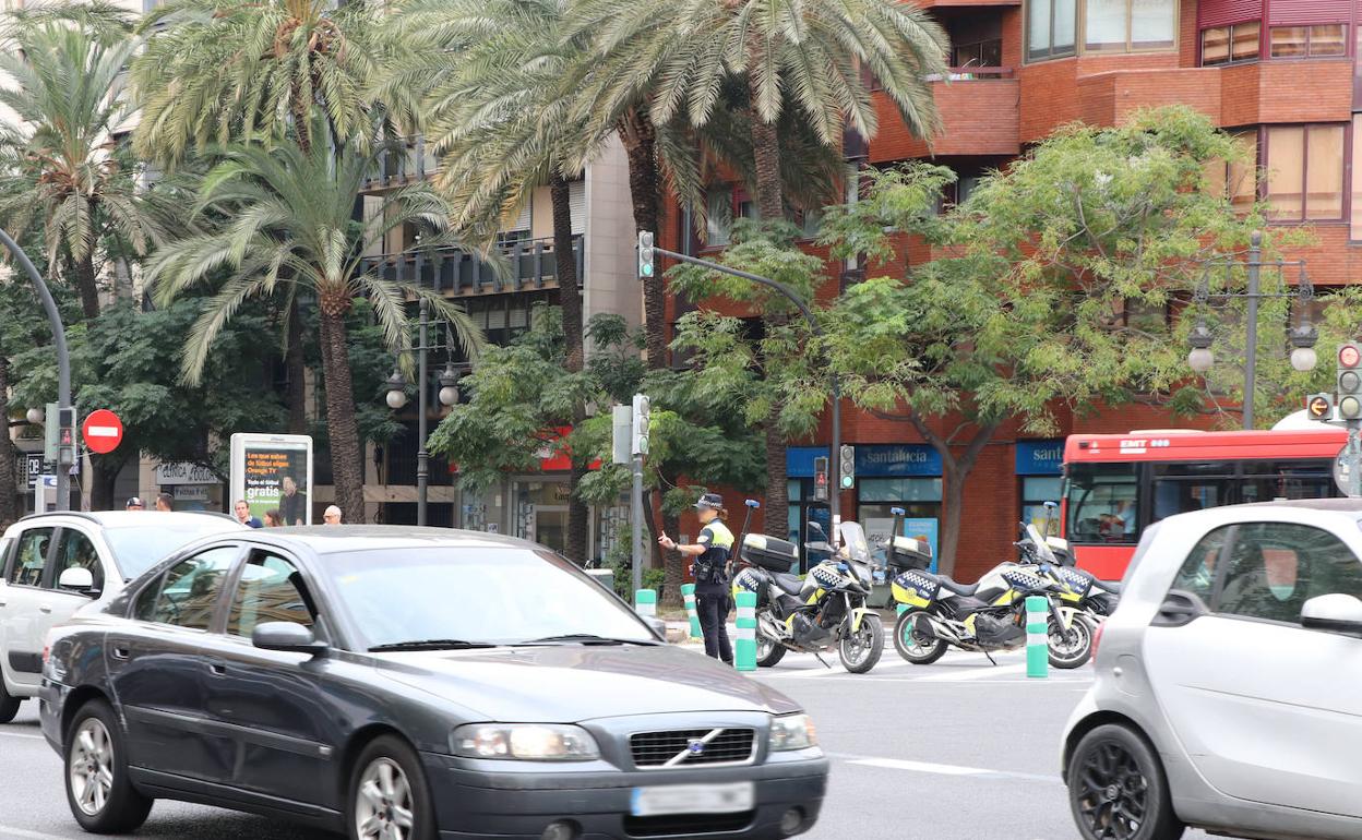 Así han sido las primeras retenciones en la gran vía por la nueva ordenación del tráfico en Ruzafa. 