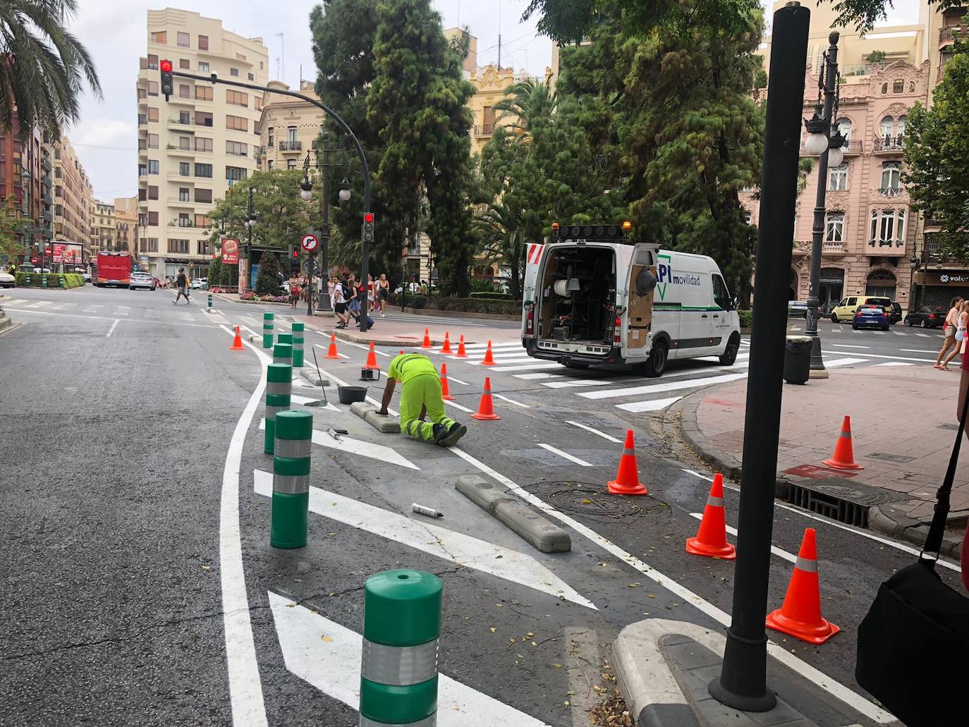 Primeras retenciones en la gran vía por el cambio en Ruzafa