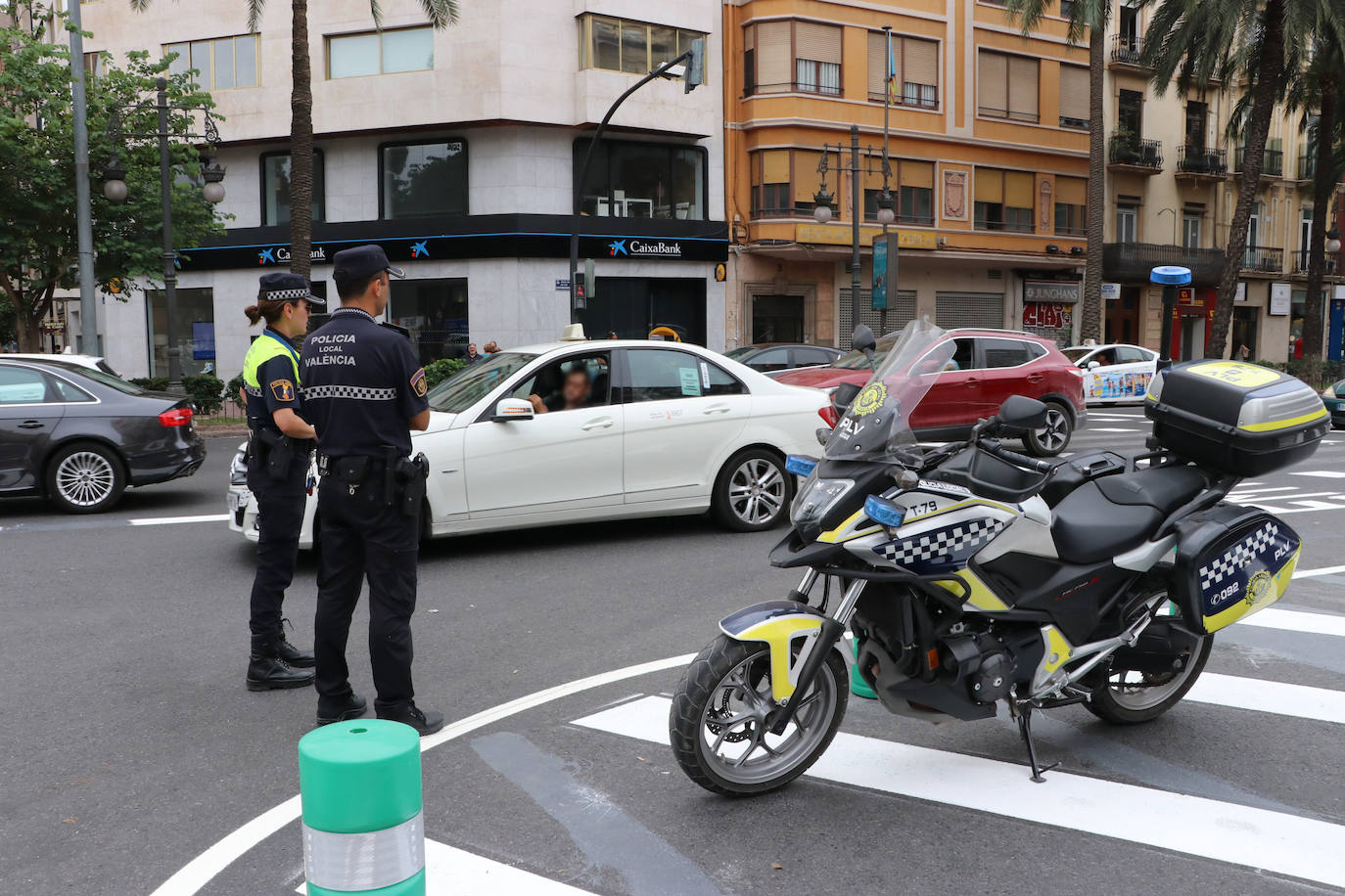 Primeras retenciones en la gran vía por el cambio en Ruzafa