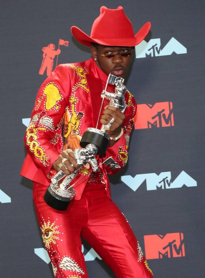 Lil Nas X posa con sus premios.