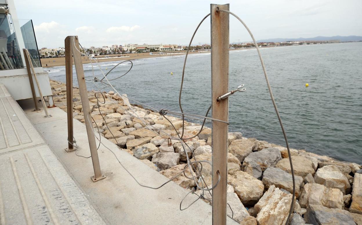 Algunos de los cables rotos en el espigón norte.