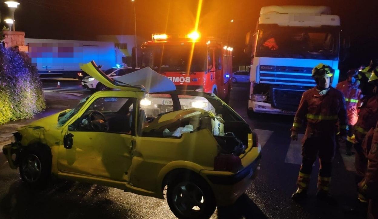 El vehículo accidentado ayer en el polígono de Fuente del Jarro de Paterna. 