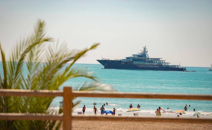 El yate Ulysses, el cuarto más grande del mundo, atraca a Cullera