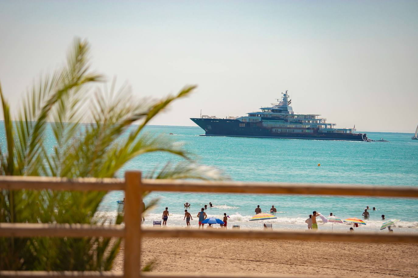 El yate Ulysses, el cuarto más grande del mundo, atraca a Cullera