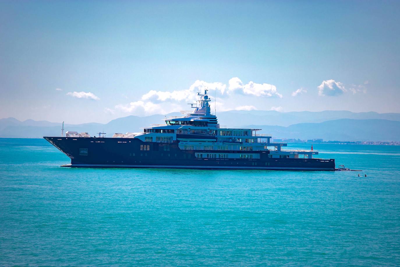 El yate Ulysses, el cuarto más grande del mundo, atraca a Cullera