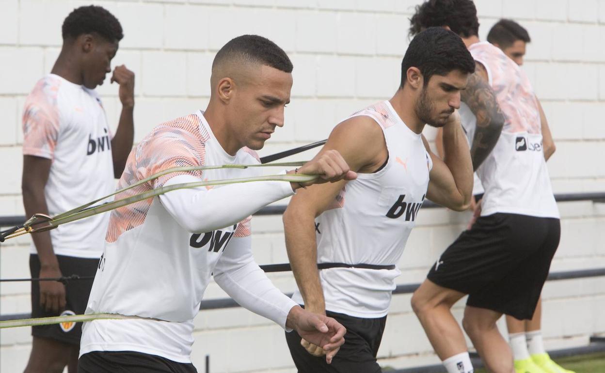 Rodrigo, hace dos días, ejercitándose junto a Guedes en Paterna. 