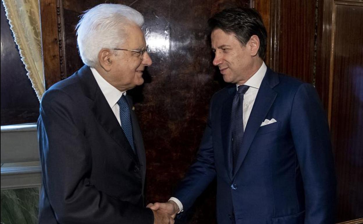El presidente italiano, Sergio Mattarella, saluda al primer ministro dimisionario, Giuseppe Conte.