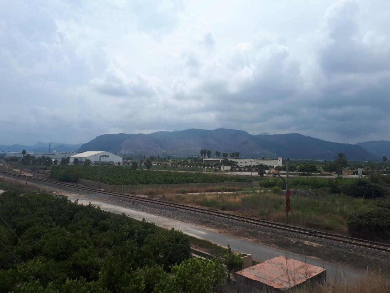 Polígono industrial de El Golfo ubicado en Tavernes junto a la estación de tren y muy cerca de la N-332. 