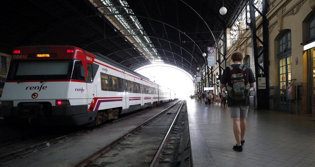 Imagen de un tren de Cercanías parado en la Estación del Norte de Valencia. 