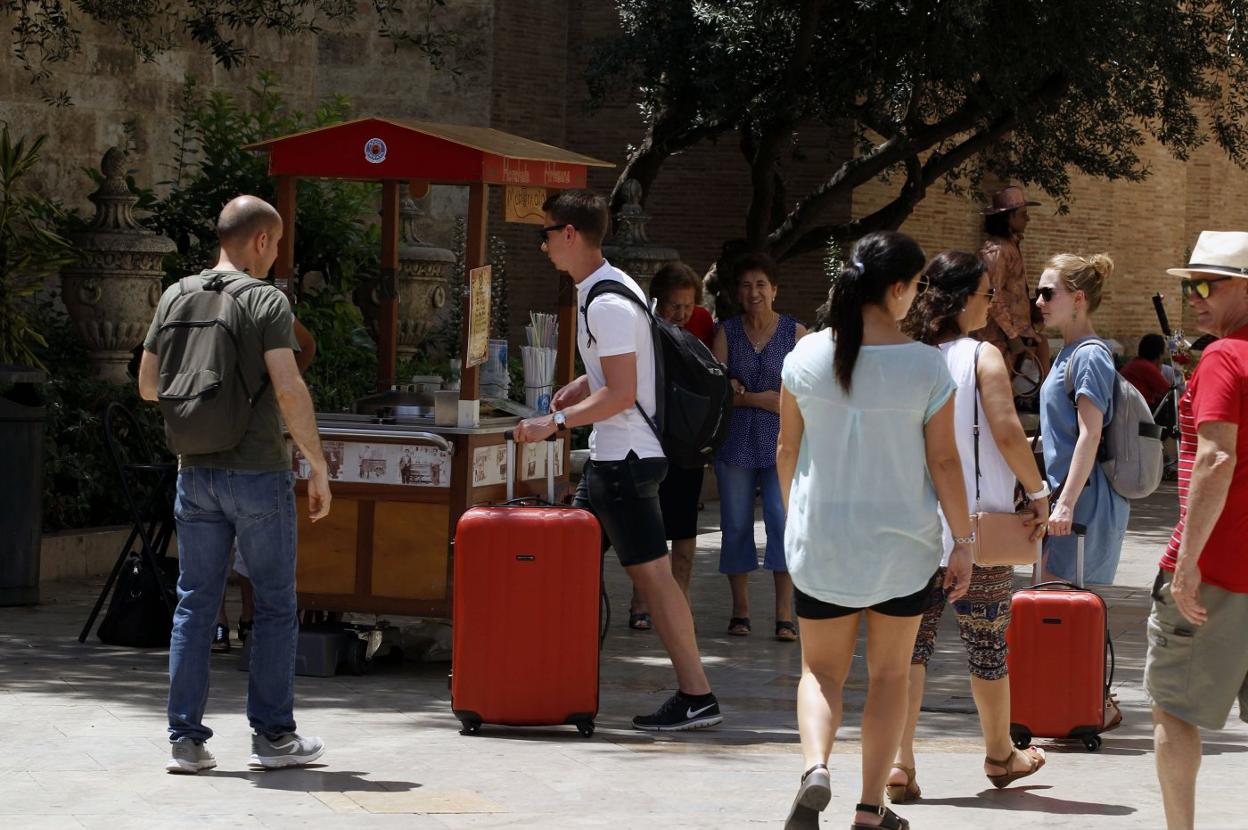 Un grupo de turistas, en la calle Micalet. 