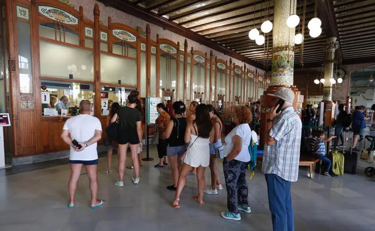 Muchos pasajeros han tenido que esperar varias horas en la Estación del Norte de Valencia debido a la huelga de trenes en Renfe.