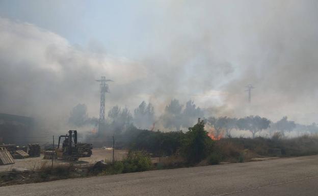 Columna de humo causada por el vehículo en llamas.