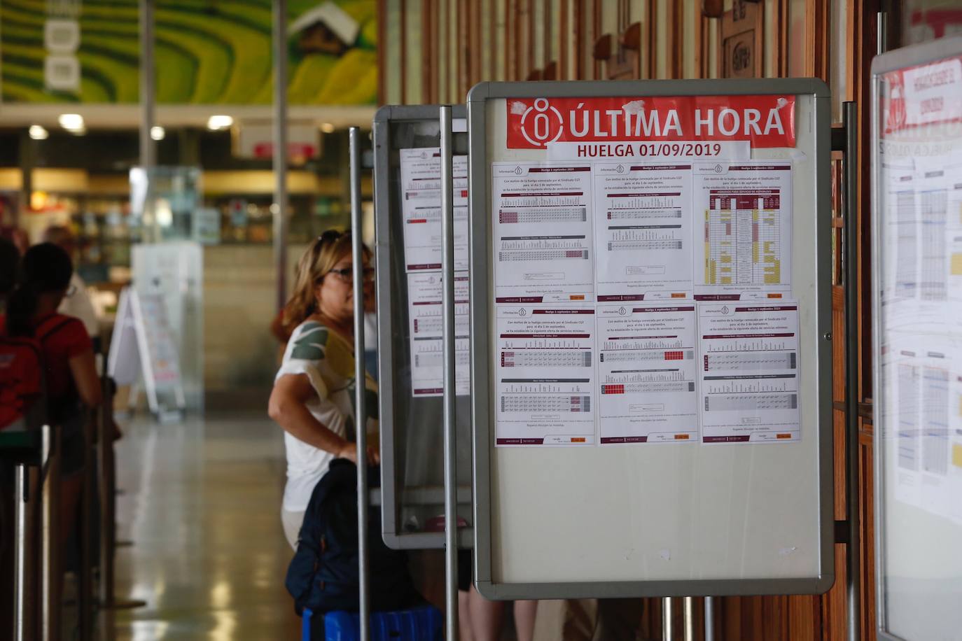 Muchos pasajeros han tenido que esperar varias horas en la Estación del Norte de Valencia debido a la huelga de trenes en Renfe.