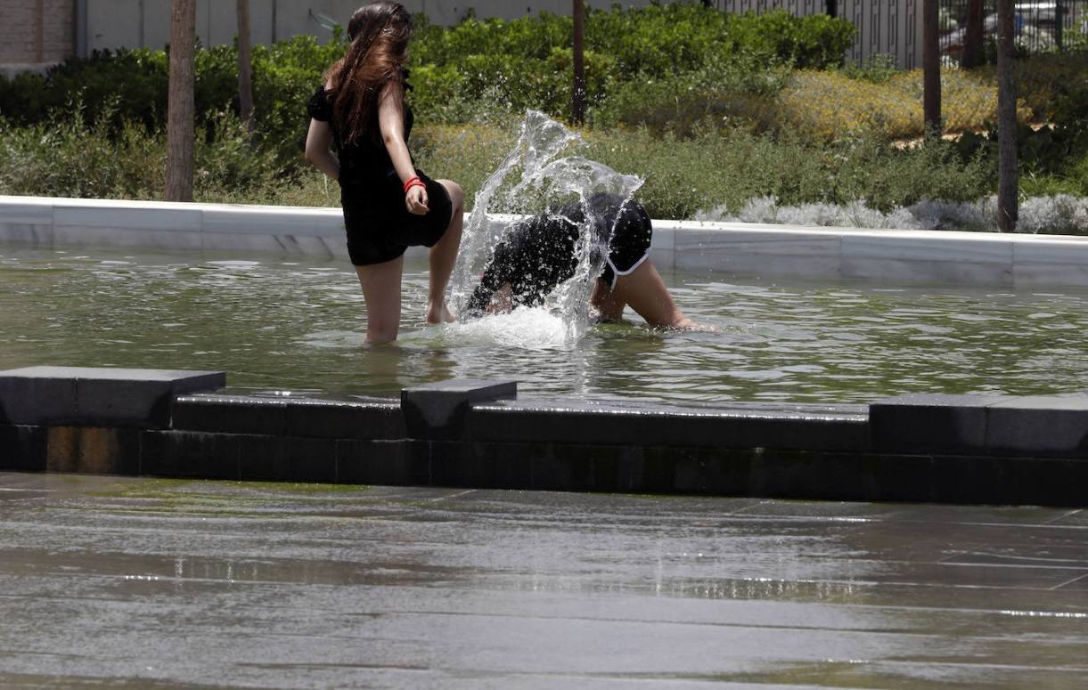 El agua no es apta para refrescarse ni la estructura está acondicionada, aunque los estanques se llenan los días de más calor, ya que los vecinos utilizan las balsas del gran jardín para bañarse a pesar de la prohibición.