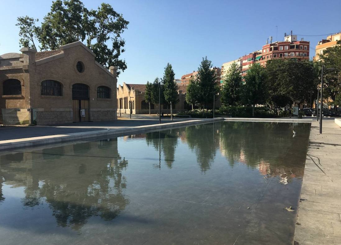 El agua no es apta para refrescarse ni la estructura está acondicionada, aunque los estanques se llenan los días de más calor, ya que los vecinos utilizan las balsas del gran jardín para bañarse a pesar de la prohibición.