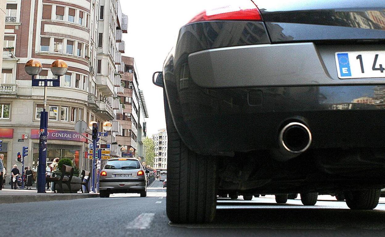 Coche circulando por la ciudad. 