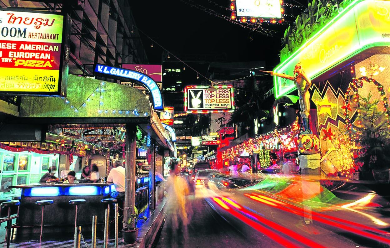 Visión nocturna del barrio de Patpong. 