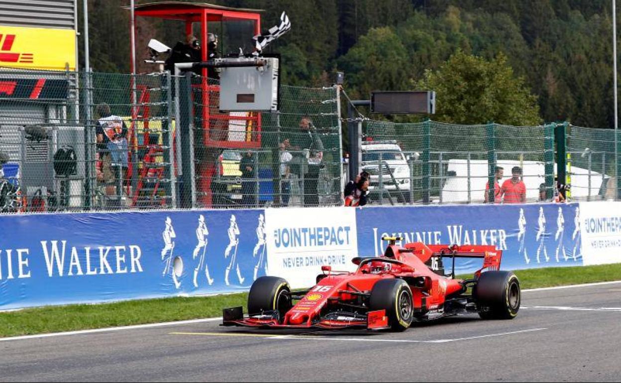 Charles Leclerc, cruzando la línea de meta.