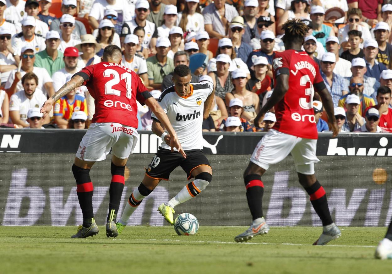 Rodrigo trata de superar a Raíllo durante el encuentro contra el Mallorca. 