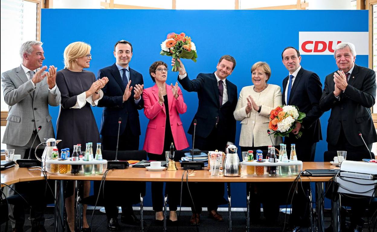 Merkel celebra con ministros y líderes regionales de la CDU el triunfo electoral en Sajonia.