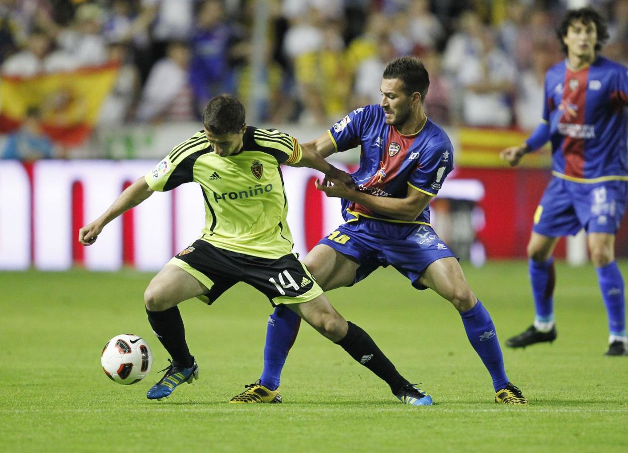 El levantinista Xavi Torres agarra a Gabi en el partido entre el Levante y el Zaragoza. 