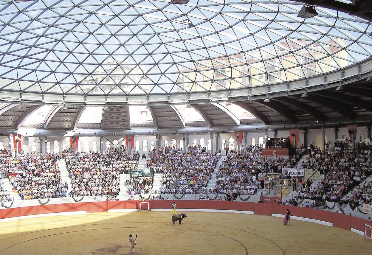 La plaza de toros de Villena, durante una corrida el día de su inauguración. 