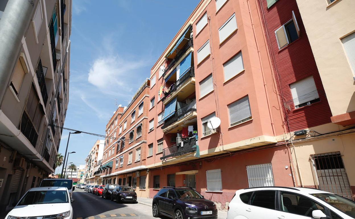 El edificio donde tuvo lugar el crimen en la calle Baixador de Paterna. 