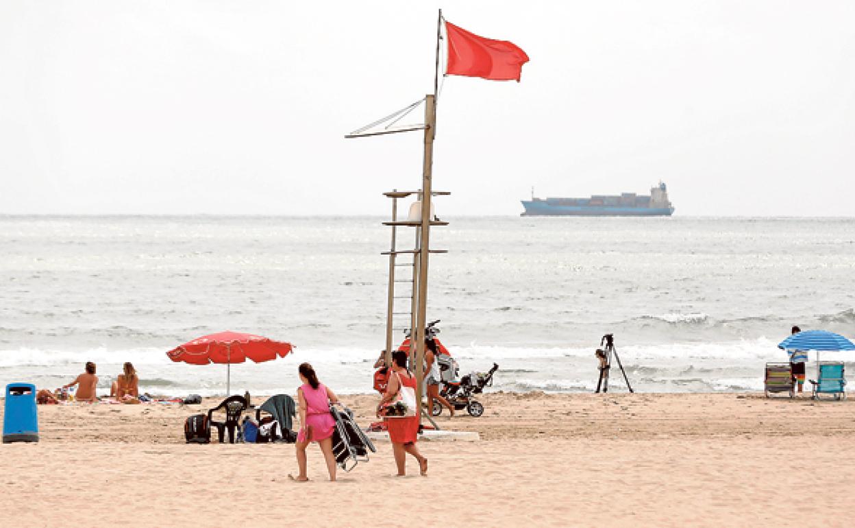 La playa de Pinedo, con bandera roja en una imagen de este verano. 