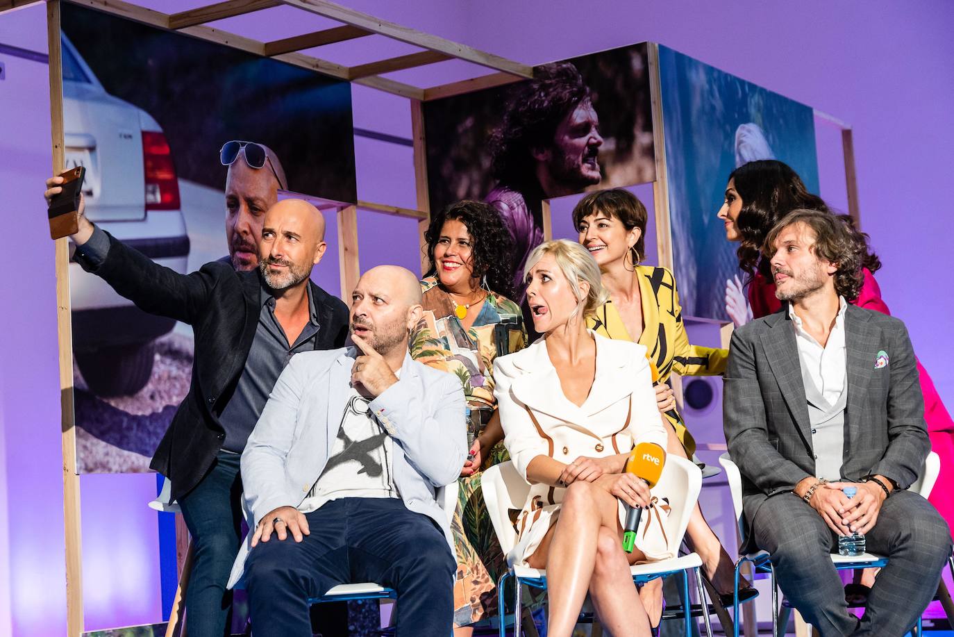 Los actores de 'Malaka' responden a la prensa.