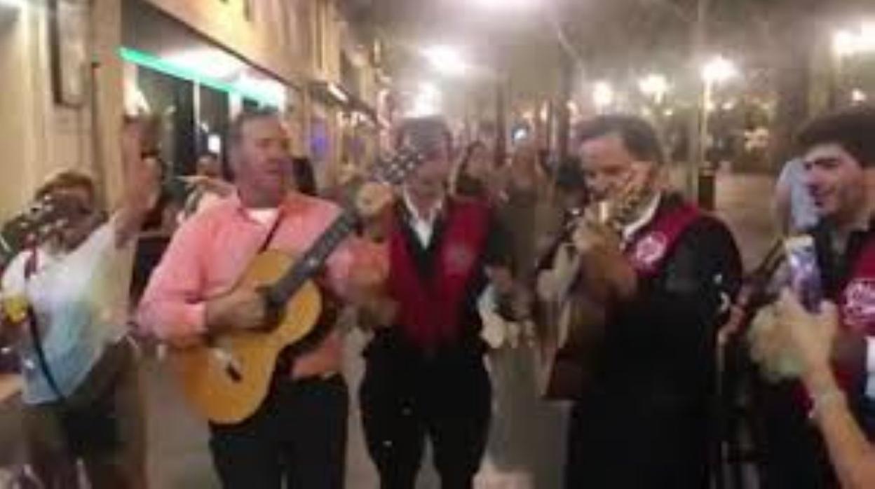 Spacey toca la guitarra con la tuna por las calles de Sevilla. 