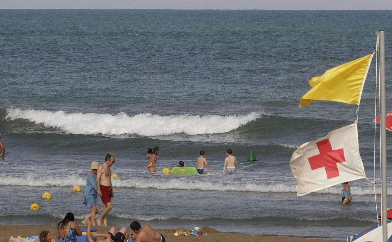 La playa de Pinedo, con bandera amarilla en una imagen de este verano.
