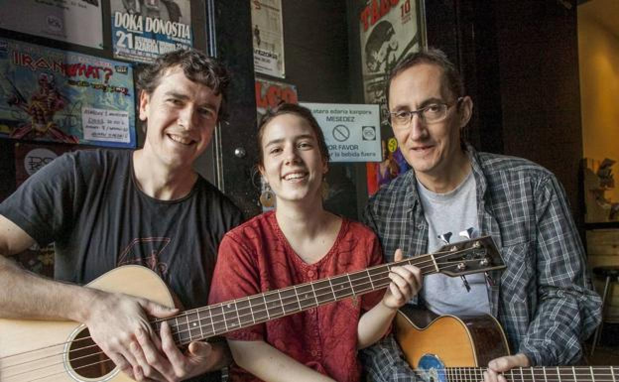 Iñigo Muguruza, a la derecha junto a Carlos Zubikoa y Ane García, integrantes del grupo Lurra. 