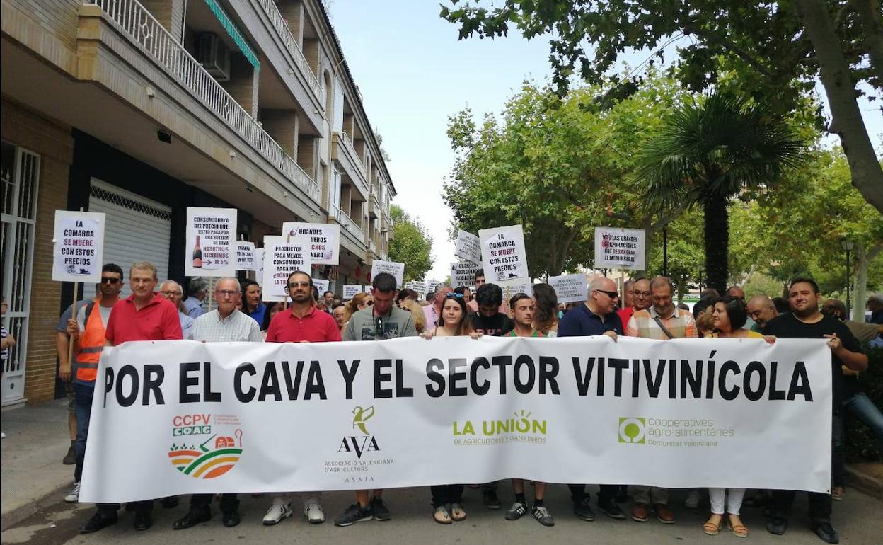 Los viticultores toman las calles de Requena ante los bajos precios de la uva