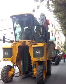 Imagen secundaria 2 - Los viticultores toman las calles de Requena ante los bajos precios de la uva