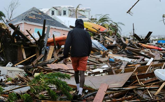 Un hombre camina entre los escombros después del huracán Dorian en Marsh Harbour, Bahamas.