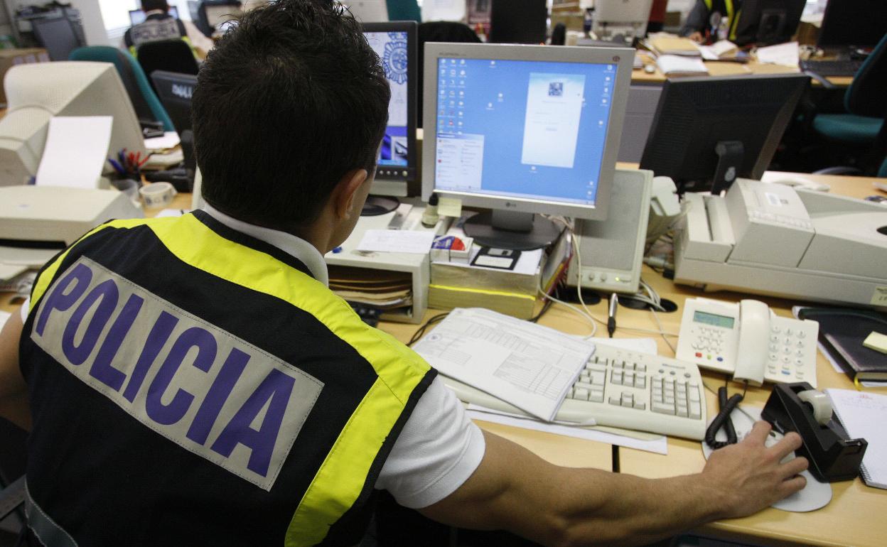 Una agente de la Policía Nacional investigando.