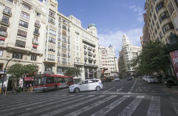 Los comercios avalan cerrar la plaza del Ayuntamiento sólo si se refuerza la EMT