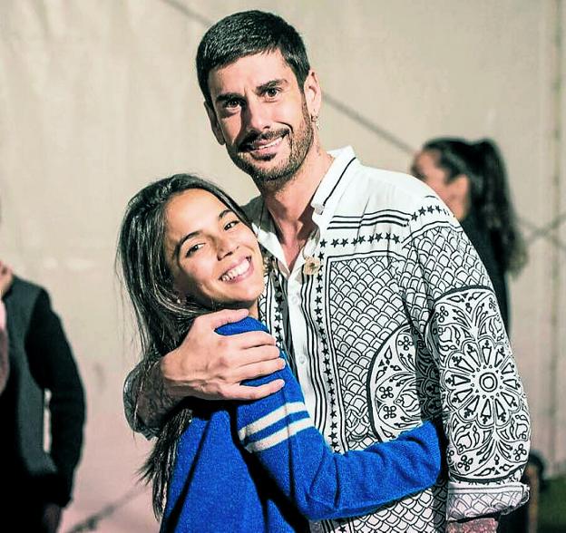 Melendi abraza a su pareja y madre de sus dos hijas.