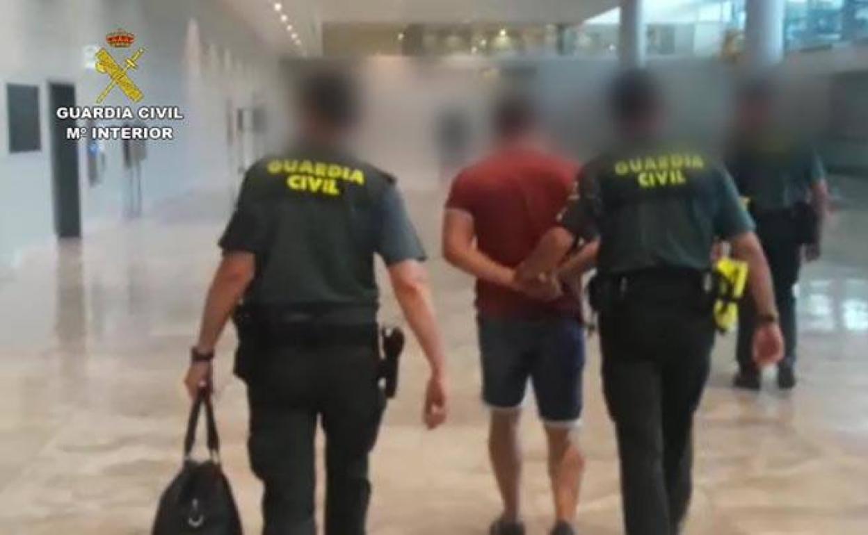 Uno de los detenidos en el aeropuerto de Alicante. 