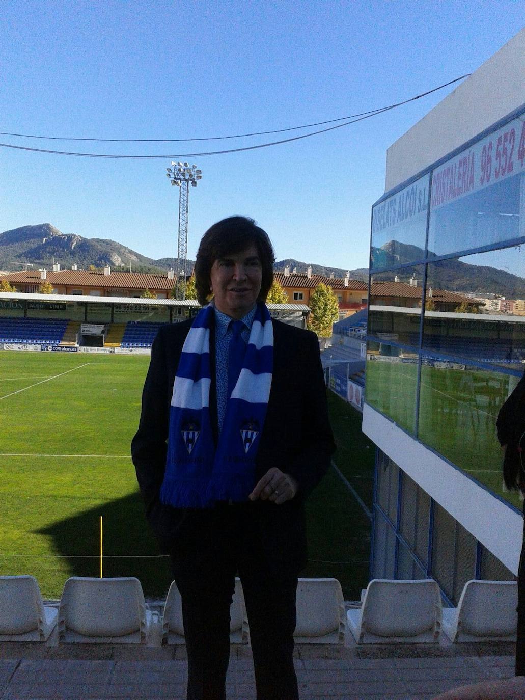 Camilo Sesto en el campo de fútbol del Alcoyano, El Collao.
