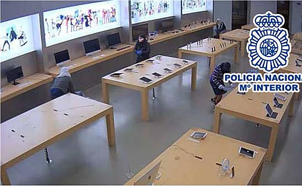 Cae la banda de ladrones que asaltó la tienda de Apple en Valencia
