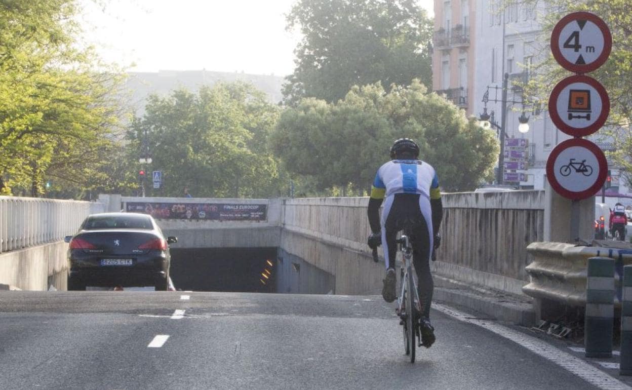 Un ciclista entra al túnel de Blanquerias en Valencia.