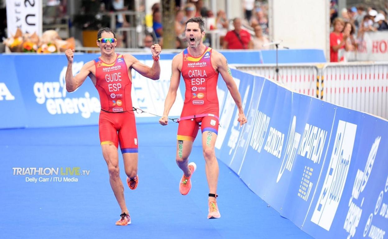 Héctor Catalá y su guía Gustavo Rodríguez cruzan en primera posición en el Mundial de Paratriatlón celebrado en Lausana.