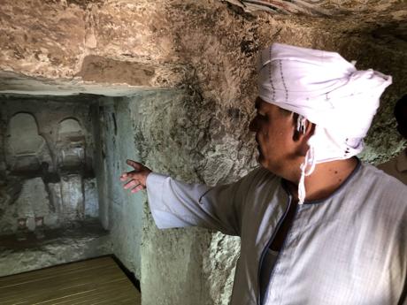 Imagen - Un arqueólogo egipcio muestras una de las tumbas restauradas. / EFE