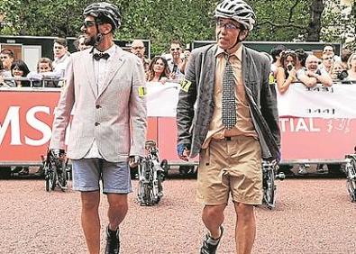 Imagen secundaria 1 - Imágenes de la vestimenta durante la carrera de Londres y junto con su mujer y su hija. 