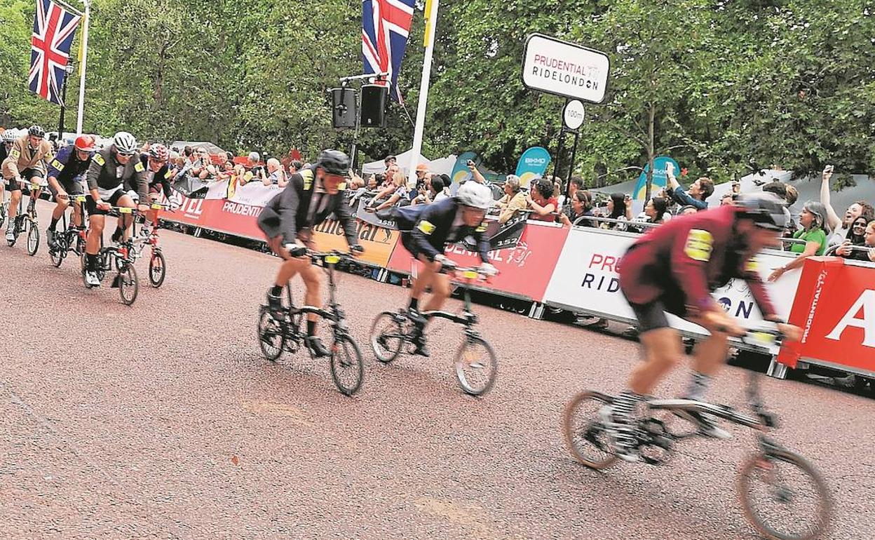 Carrera de ciclistas con traje en Londres. 