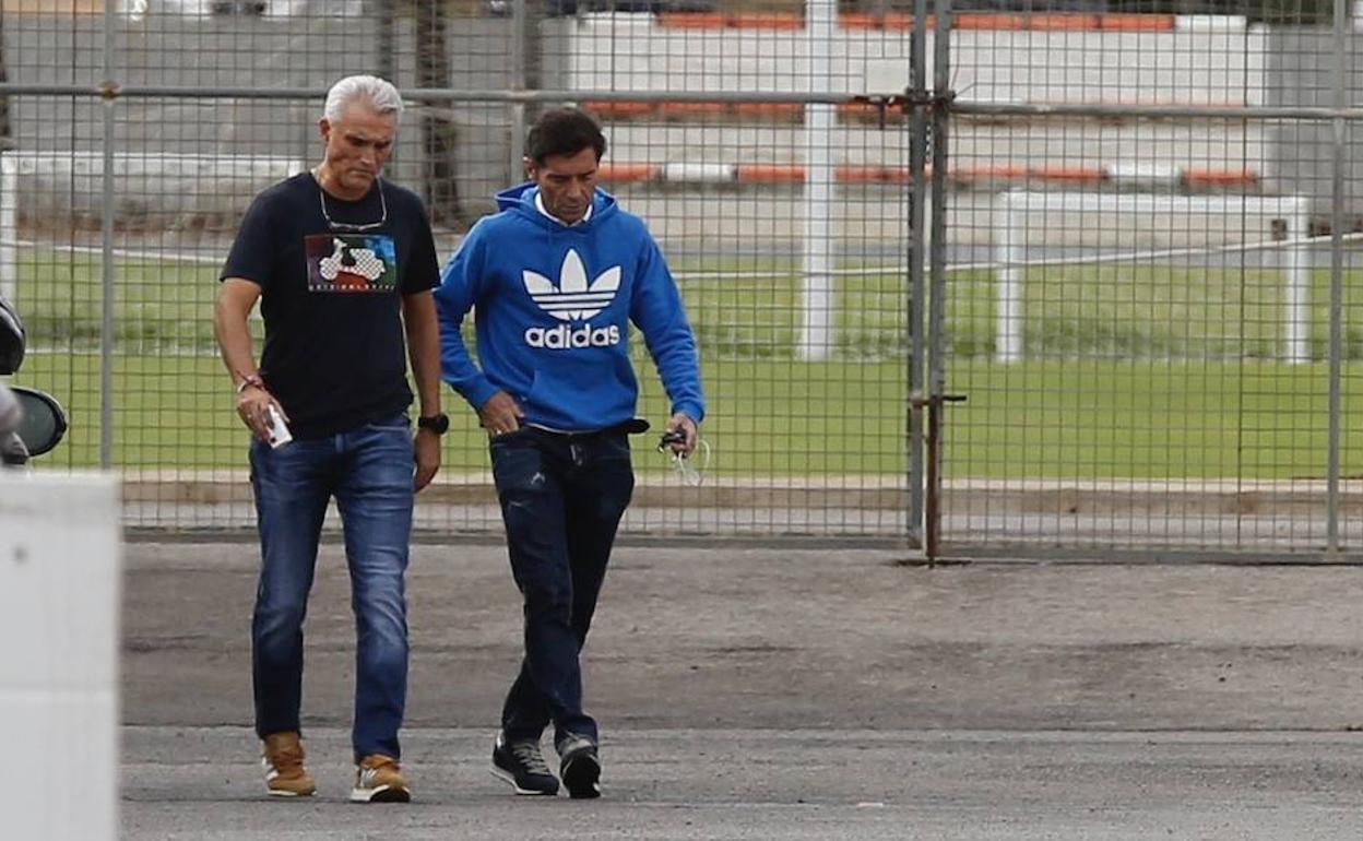 Rubén Uría y Marcelino, ayer por la tarde cuando acudieron a la ciudad deportiva de Paterna a despedirse de los futbolistas.