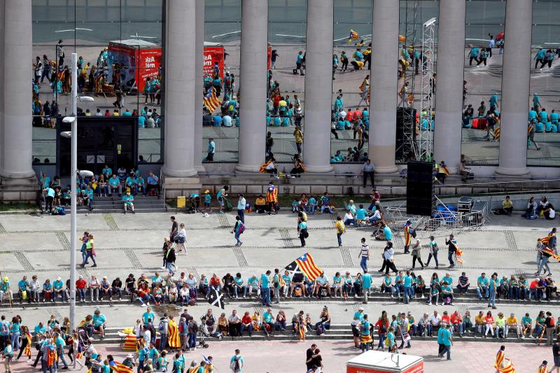 Cientos de miles de personas se manifestaron este miércoles en Barcelona a favor de la independencia y reclamando la libertad de los presos secesionistas. Según la Guardia Urbana, en torno a 600.000 personas participaron en la protesta organizada por la ANC y Ómnium Cultural, convertida ya en una tradición en el inicio político en Cataluña. La jornada terminó con el desalojo del parque de la Ciutadella de Barcelona tras dispersar a los cerca de 300 manifestantes independentistas que se concentraban las puertas del Parlament, entre insultos y momentos de tensión de los Mossos d'Esquadra con algunos grupos de activistas.