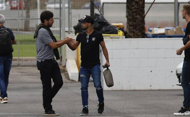 Mateo Alemany, ayer, saliendo de la ciudad deportiva de Paterna.