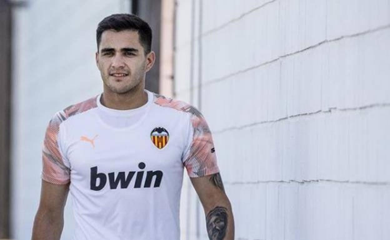 Maxi Gómez en la ciudad deportiva del Valencia CF. 